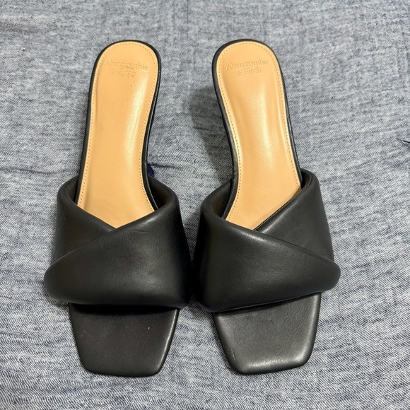 Abercrombie & Fitch Puffy Twist Black Kitten Heels Size 8.5 - Picture 2 of 6
